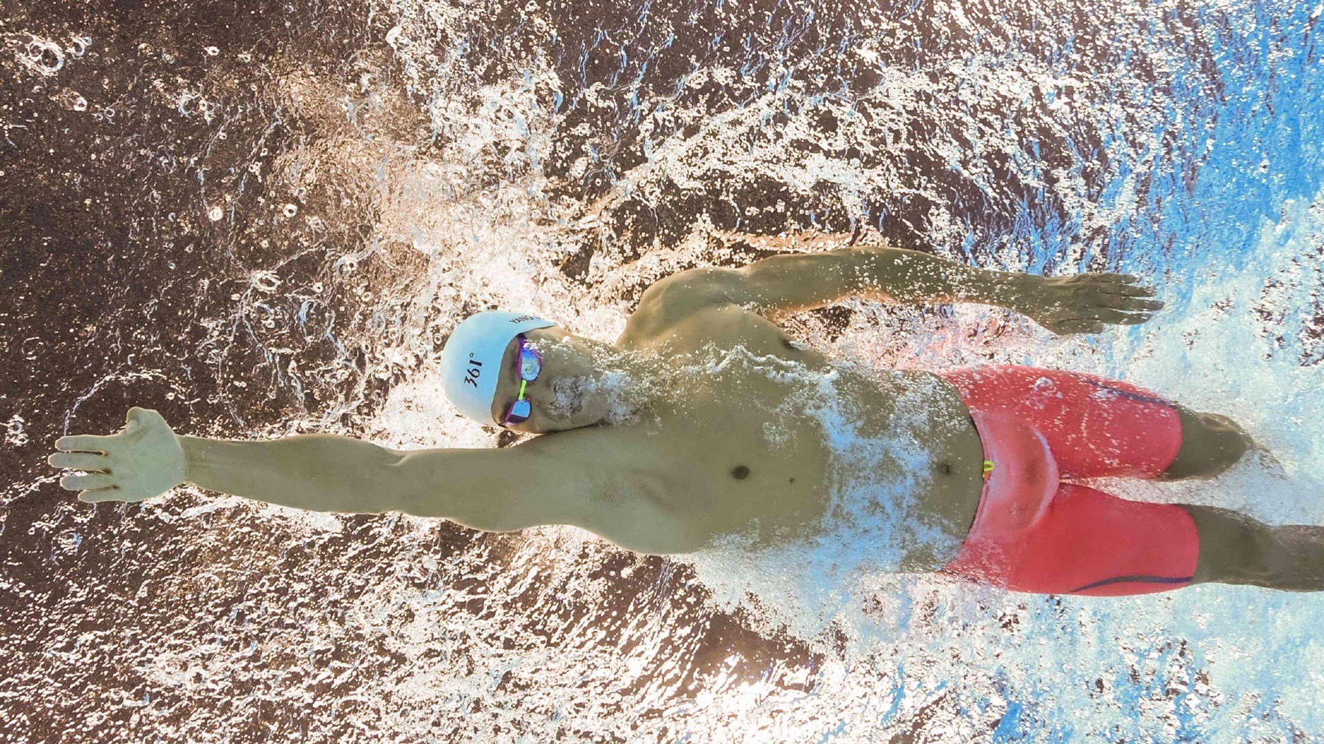 “山谷穿梭：天然险境中的极速较量”，山谷探险