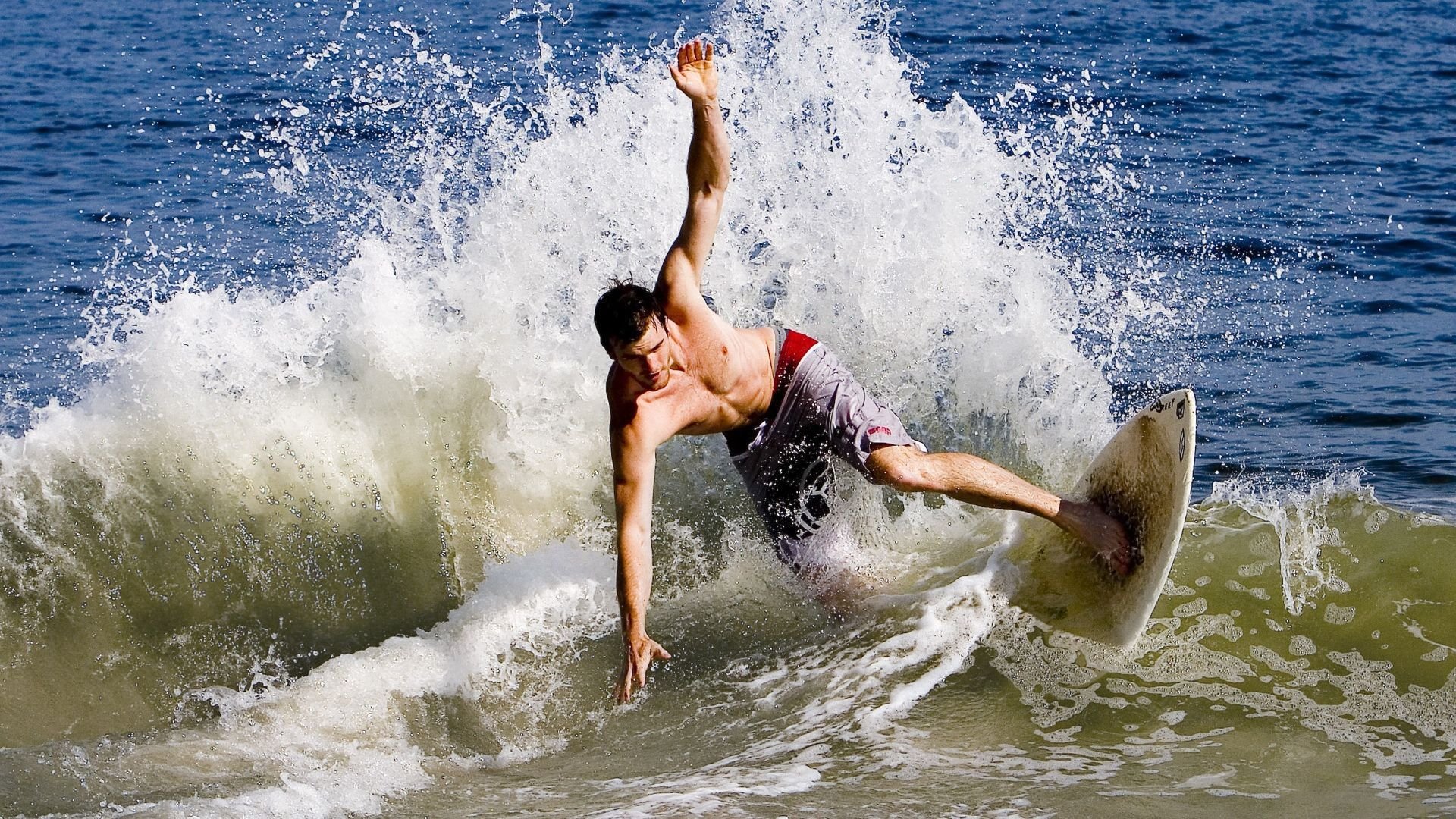 “弯弧之间:漂移艺术的极致演绎”,弯道漂移技巧视频教程